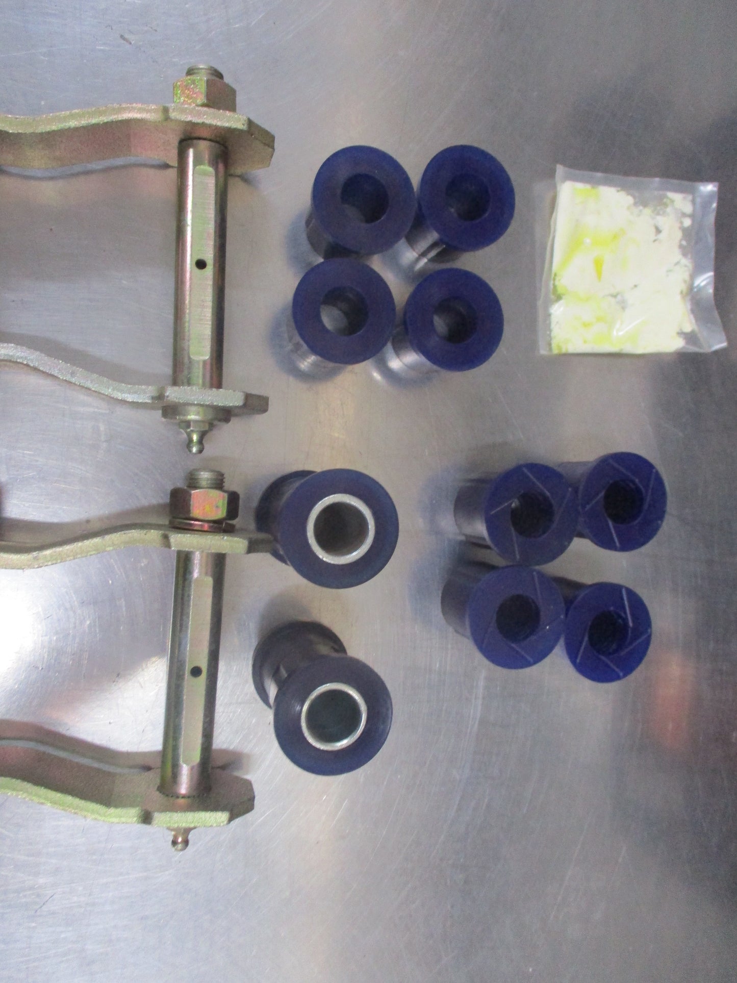 EFS Rear Shackles And Bush Kit Suits Mazda Bravo New Part