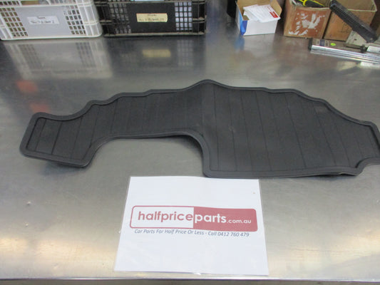 Land Rover Discovery Genuine 3RD Row Center Rubber Mat New Part