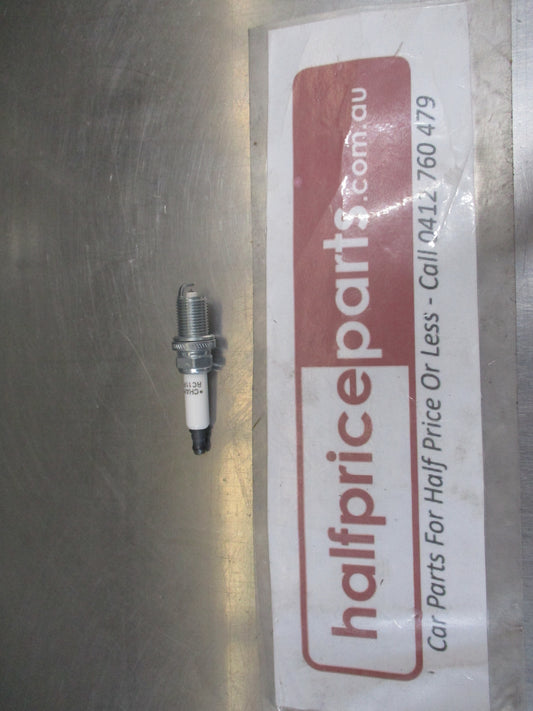 Champion Platinum Spark Plug Suits Land Rover Discovery/Mazda 2 New Part