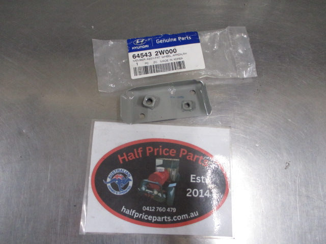 Hyundai Santa Fe Genuine Right Hand Front Guard Apron Bracket New Part