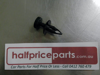 Mopar Genuine Tail Light Fastener/Clip Suits Chrysler Voyager/300C/Dodge Journey/Caliber/Avenger New Part