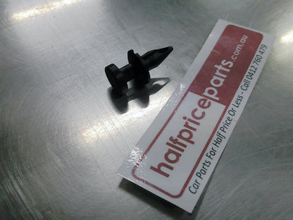 Mopar Genuine Tail Light Fastener/Clip Suits Chrysler Voyager/300C/Dodge Journey/Caliber/Avenger New Part