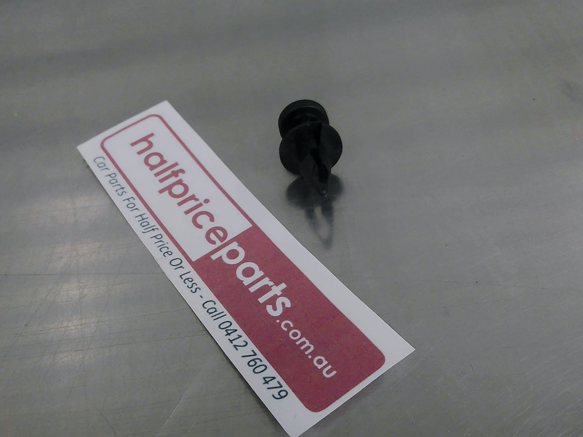 Mopar Genuine Tail Light Fastener/Clip Suits Chrysler Voyager/300C/Dodge Journey/Caliber/Avenger New Part