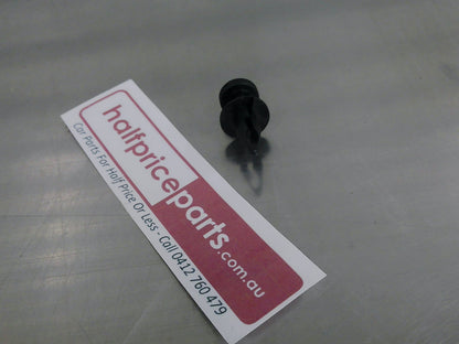 Mopar Genuine Tail Light Fastener/Clip Suits Chrysler Voyager/300C/Dodge Journey/Caliber/Avenger New Part
