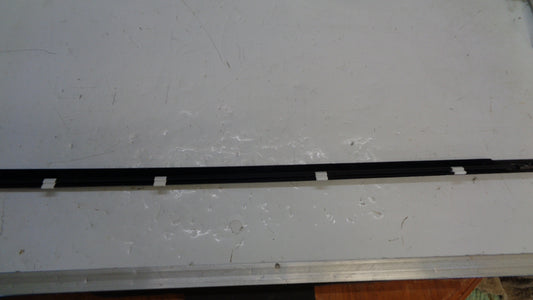 DAEWOO GENUINE RIGHT (DRIVER) FRONT DOOR OUTER BELT MOULD NEW PART