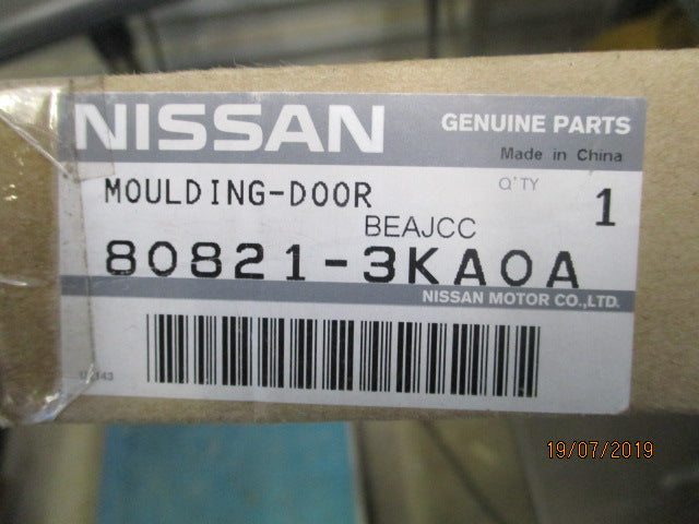 Nissan Pathfinder Genuine Left Hand Front Out Side Weather Strip New Part