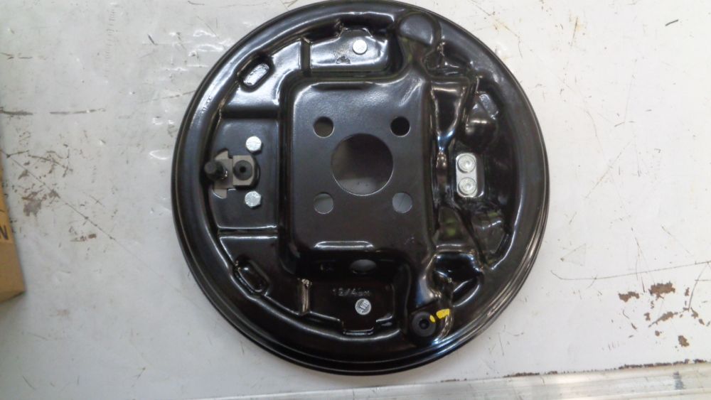 Nissan Almera N17 Genuine right rear brake drum assy New Part