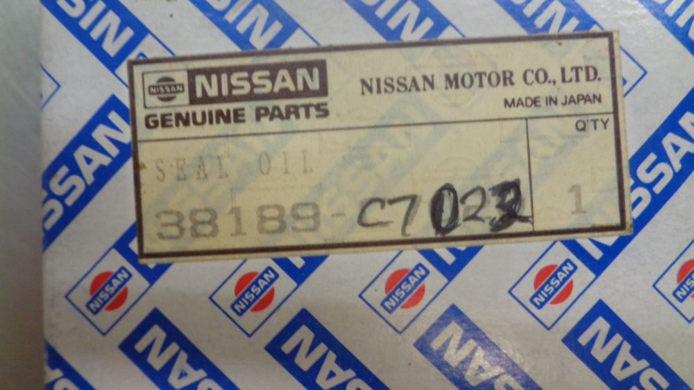 Nissan Navara/Pathfinder Genuine Oil Pinion  Seal new part