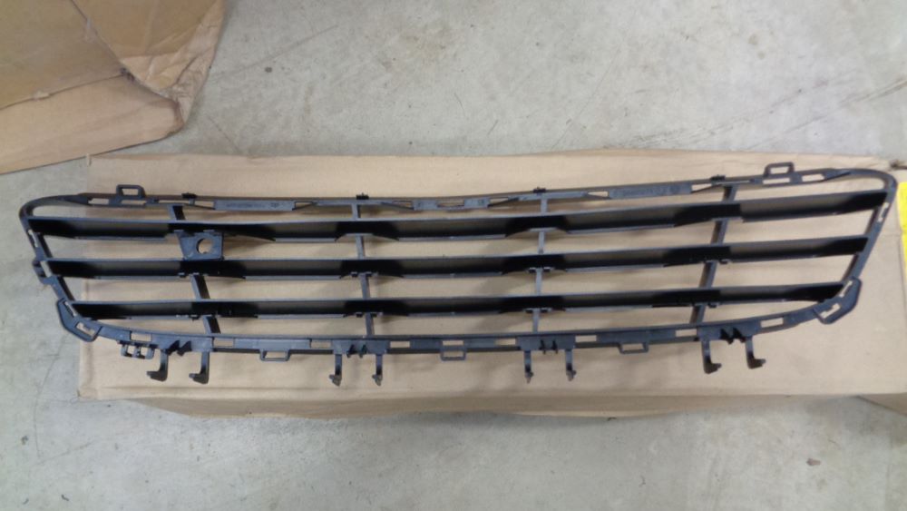 Holden Astra H Genuine lower front grille New Part