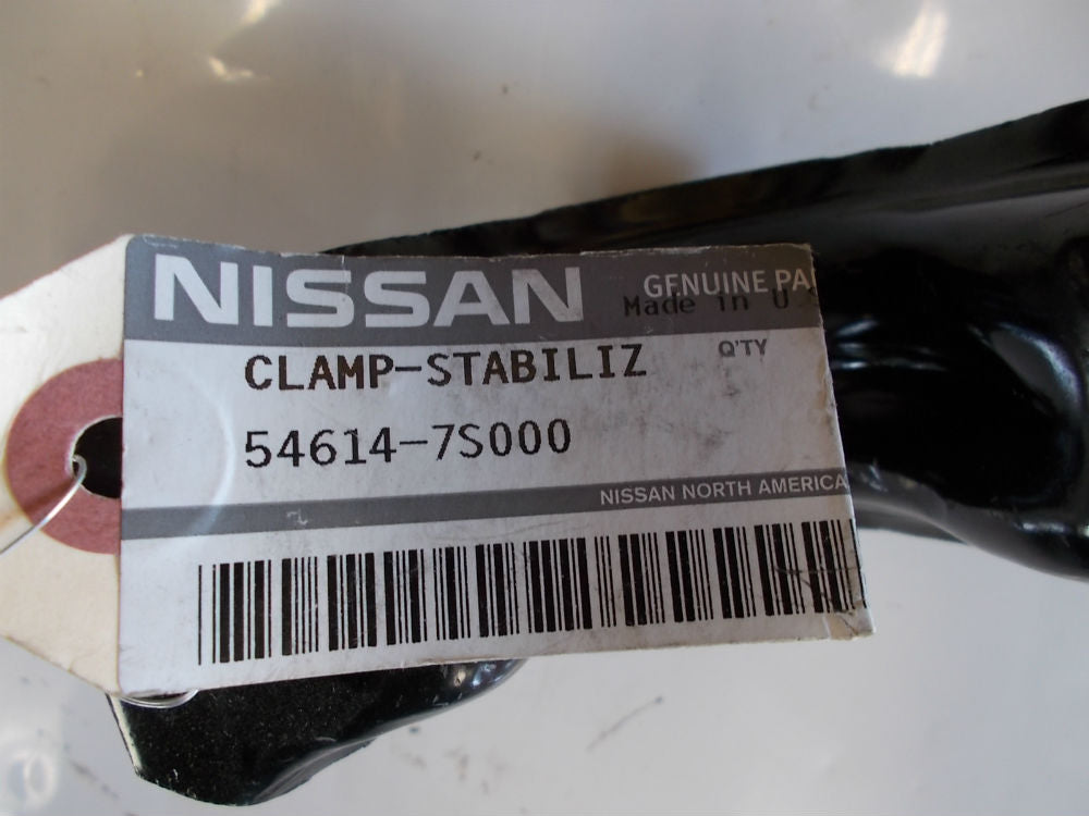Nissan Pathfinder Front Sway Bar Bracket New Part
