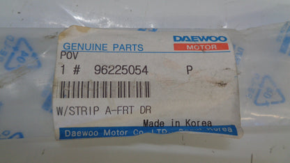 DAEWOO GENUINE RIGHT (DRIVER) FRONT DOOR OUTER BELT MOULD NEW PART