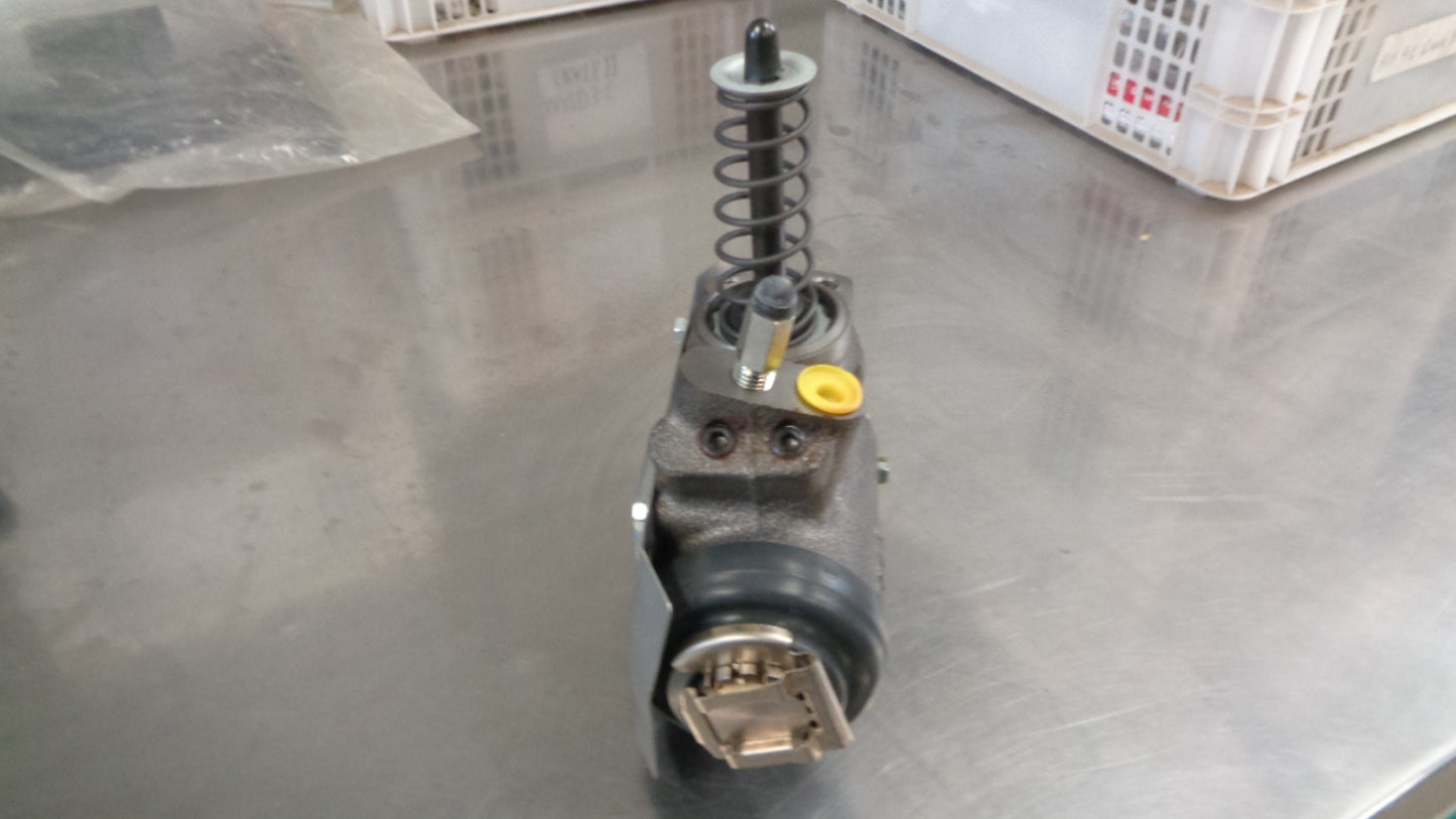 Isuzu F Series Genuine Right Hand Rear Wheel Cylinder New Part