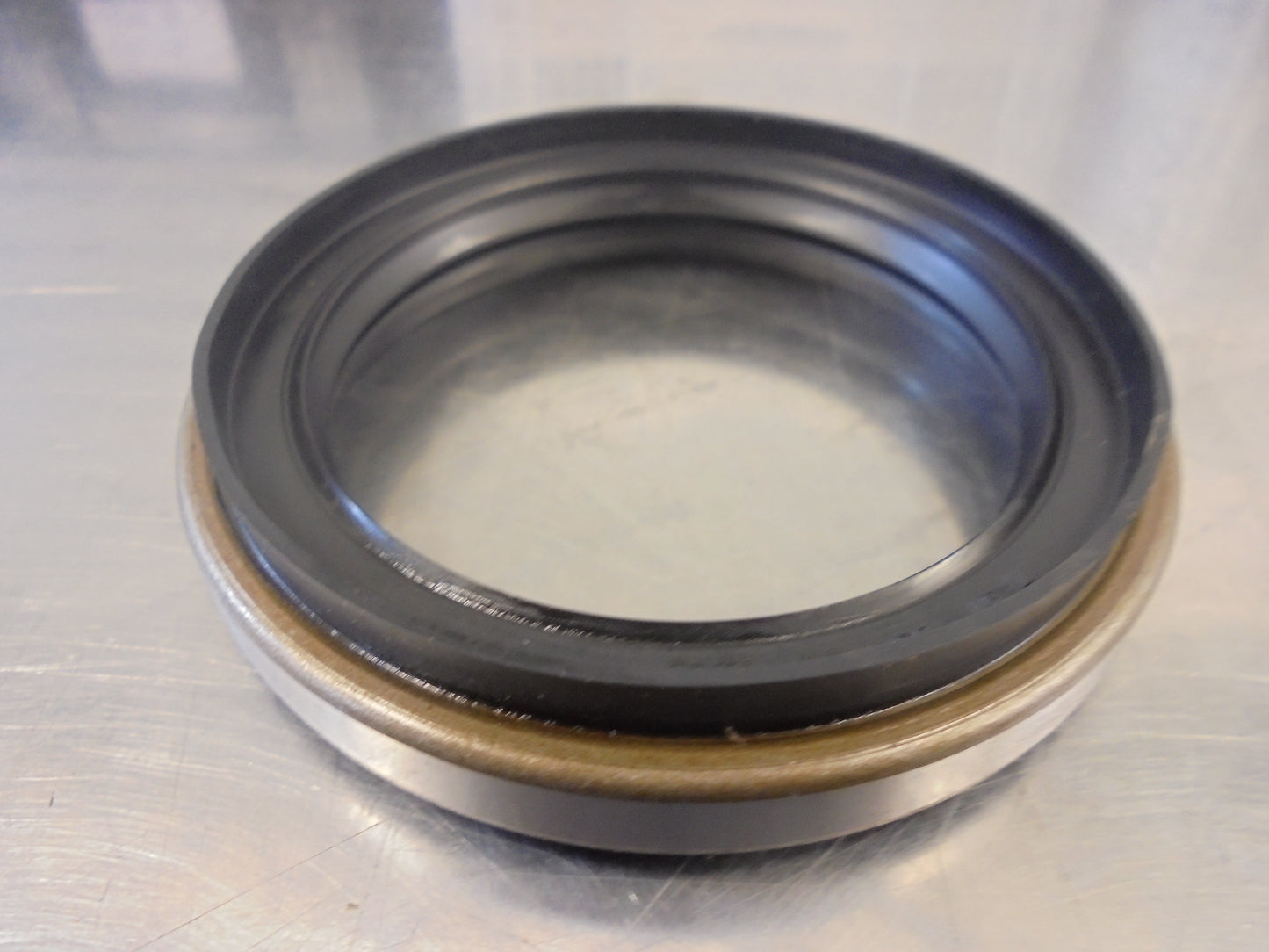 Nissan Patrol GQ-GU Genuine Front Hub Seal New Part