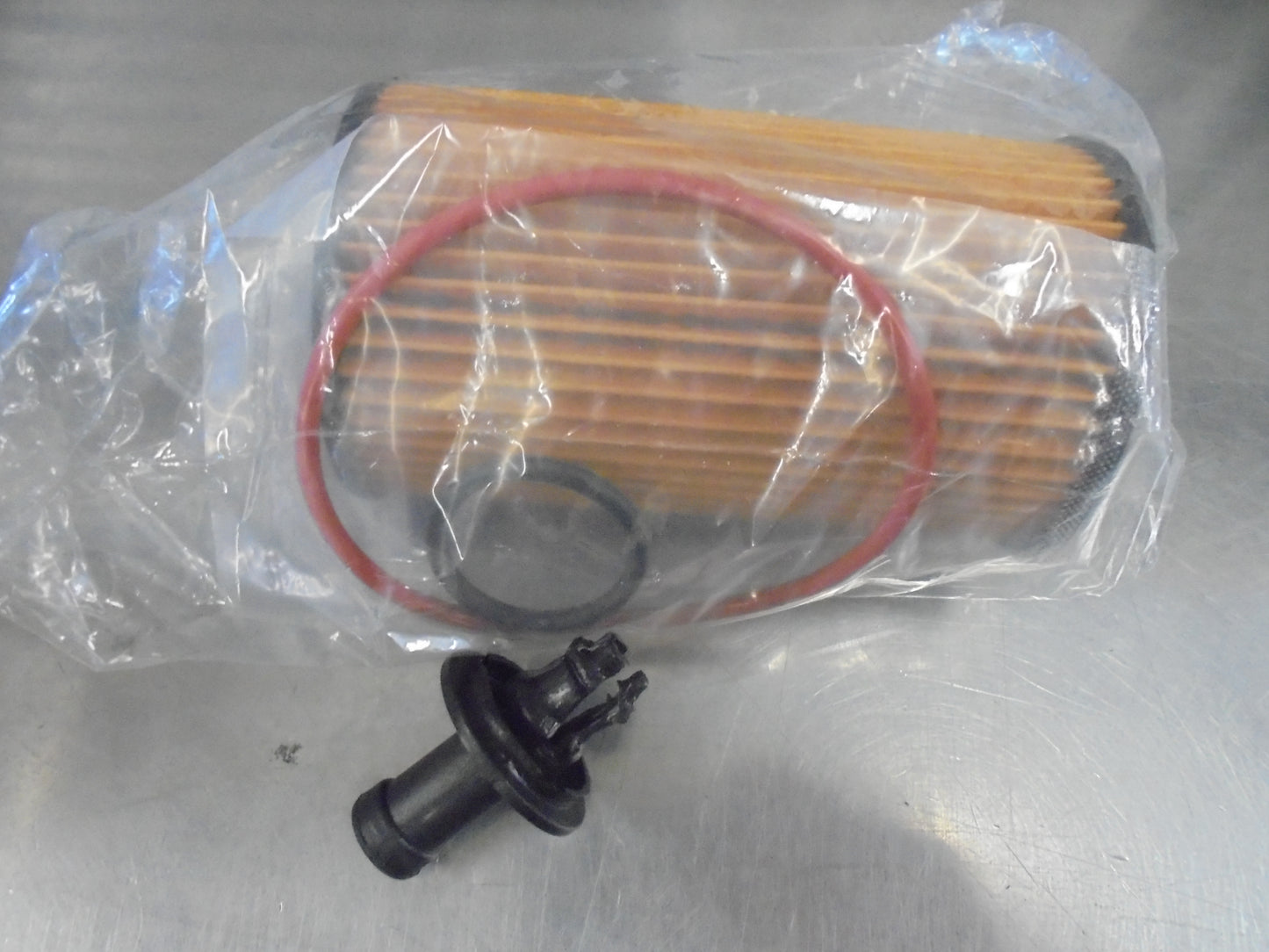 Fleet Guard Oil Filter Suits Toyota landcruiser LC-70 And HDJ200 New Part