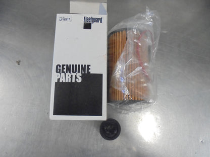 Fleet Guard Oil Filter Suits Toyota landcruiser LC-70 And HDJ200 New Part