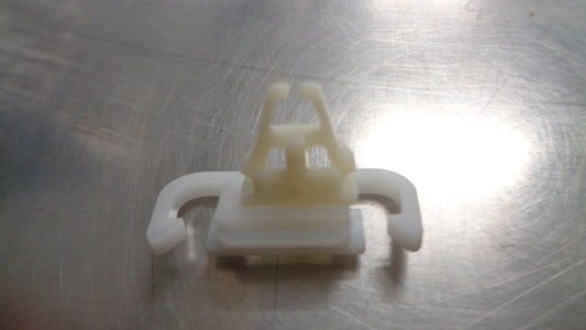 Isuzu NPR Genuine Radiator Grille Clip New Part