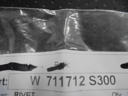 Ford Focus-Transit Genuine Bonnet Insulator Clip New Part