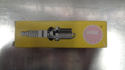 NGK Standard Spark Plug Suits Suzuki RG125/Suzuki RGV250/Yamaha TZR125R