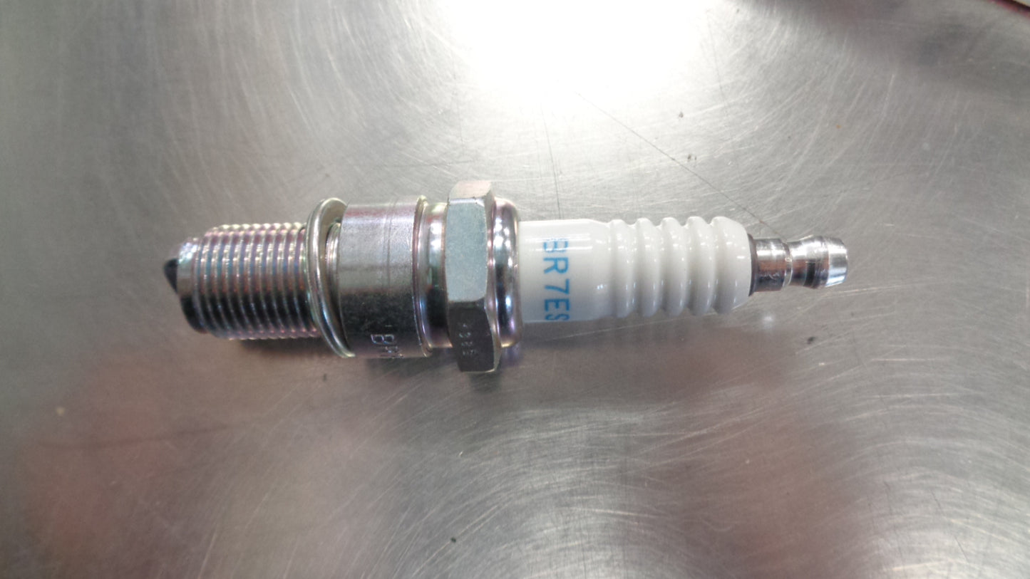 NGK Standard Spark Plug Suits Honda/Porsche/MG