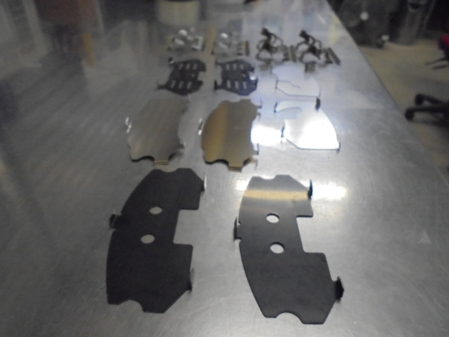 Nissan Tiida Genuine Hardware Kit Front Disc Brake Pad New Part