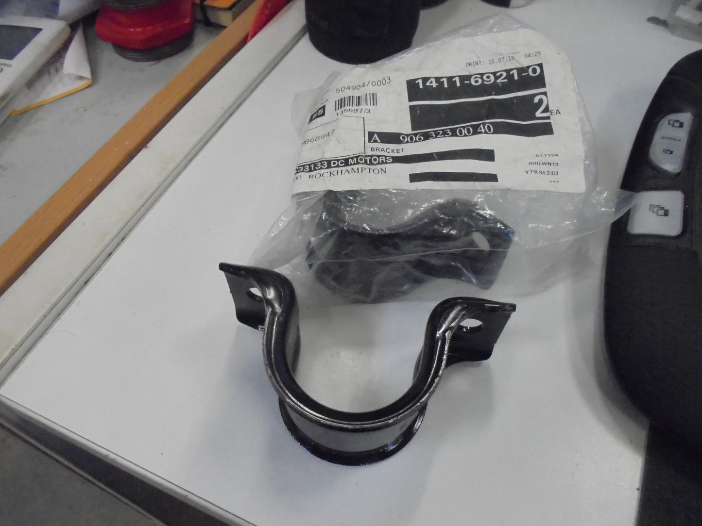 Mercedes Benz Sprinter Genuine Stabilizer Bar Clamp New Part