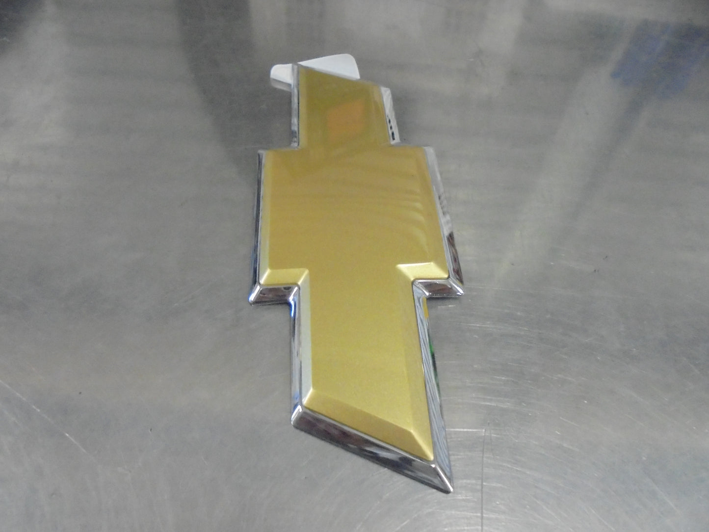 Holden VF SS SSV SV6 Commodore Genuine Front Grille Emblem New Part