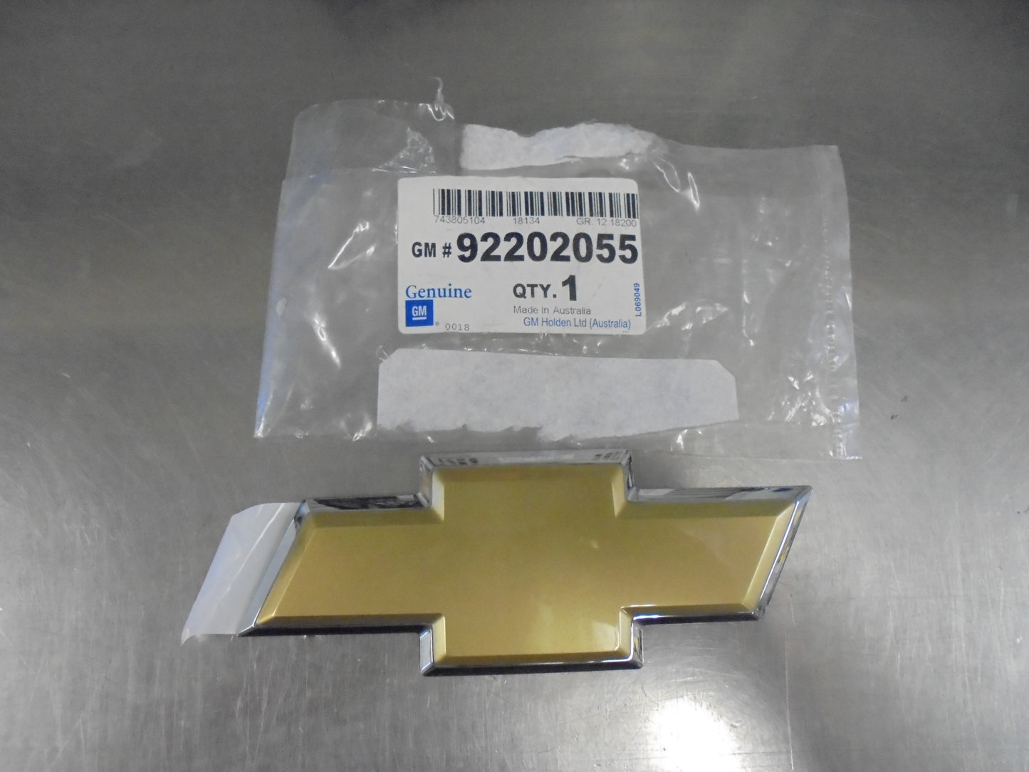 Holden VF SS SSV SV6 Commodore Genuine Front Grille Emblem New Part