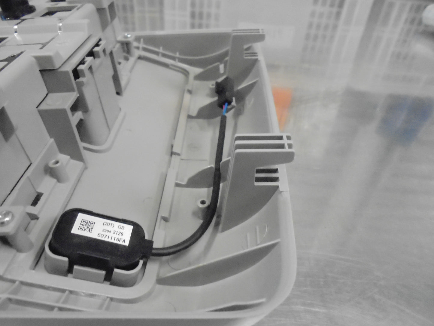 Holden CG7 Captiva Genuine Roof Console -Lights-Sun Glasses New Part