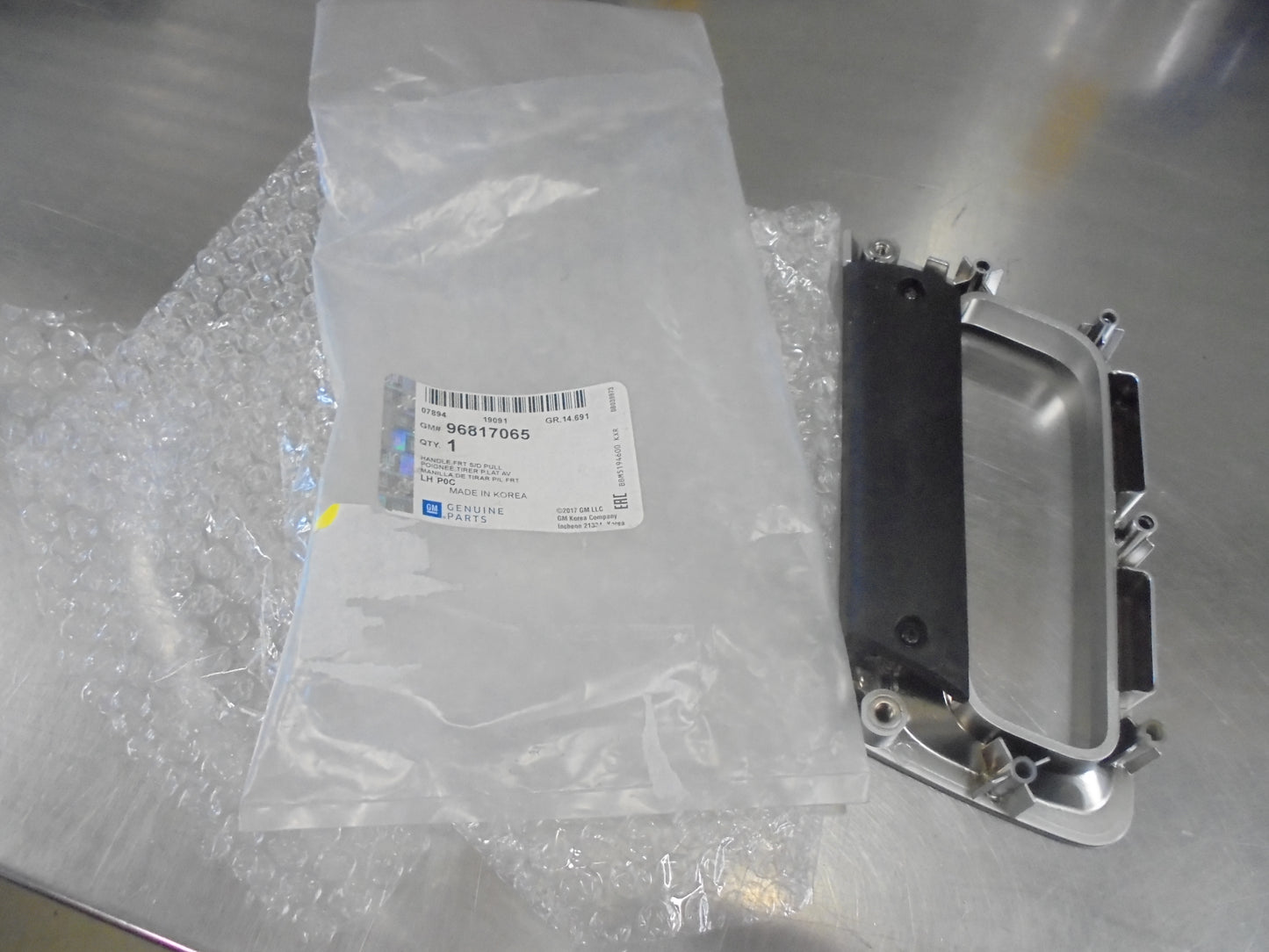 Holden Captiva Genuine Front Drivers Side Pull Handle Trim New Part