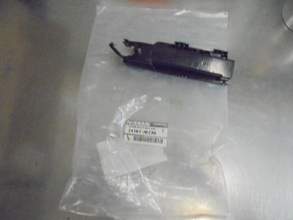 Nissan Pathfinder Genuine Relay Box Cover New Part