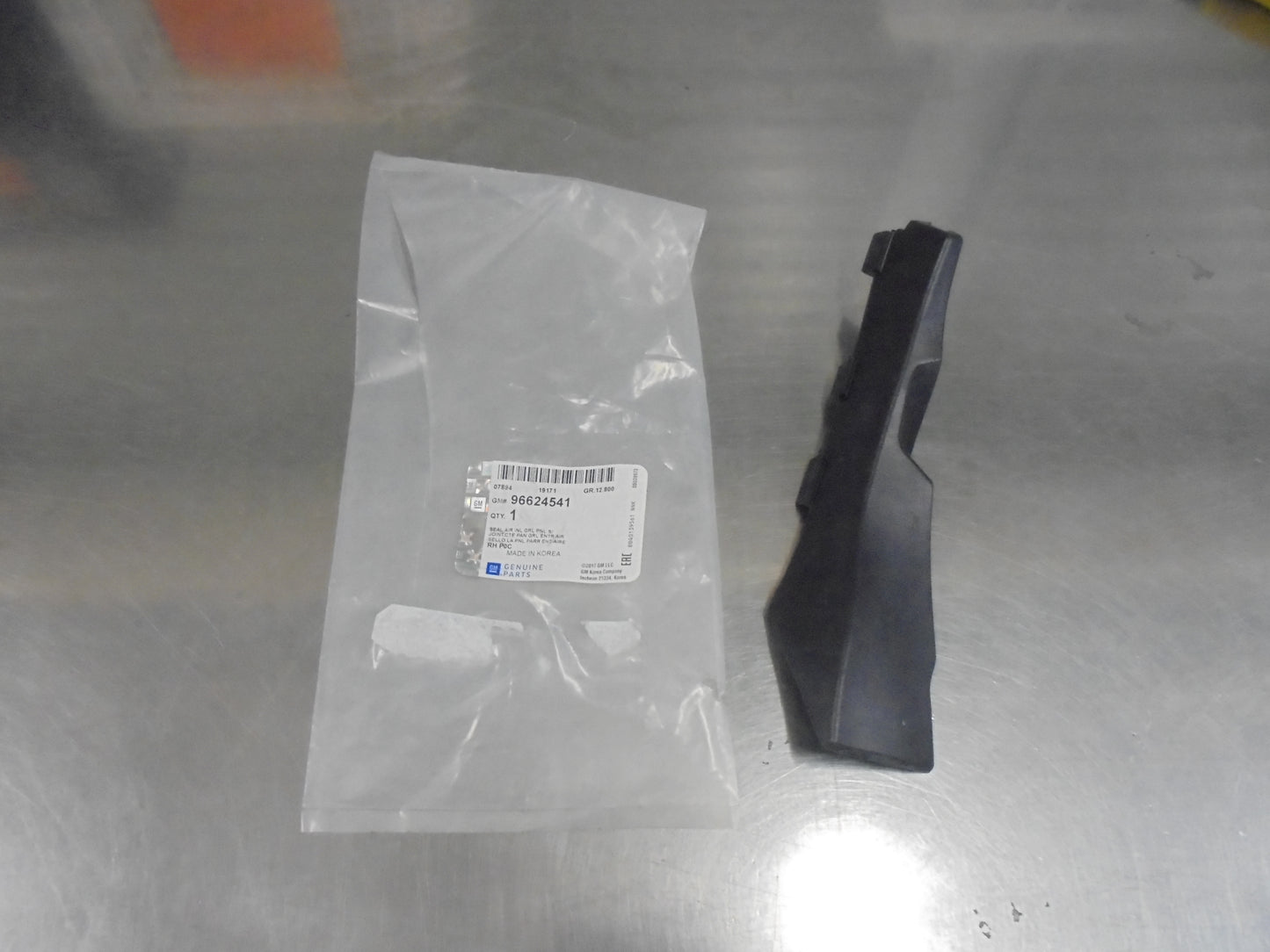 Holden Captiva Genuine Right Hand Front Cowl Grille Side Seal New Part