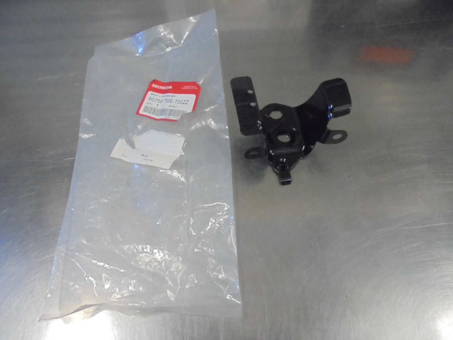Honda CR-V Genuine Left Hand Front Inner Guard Bracket New Part