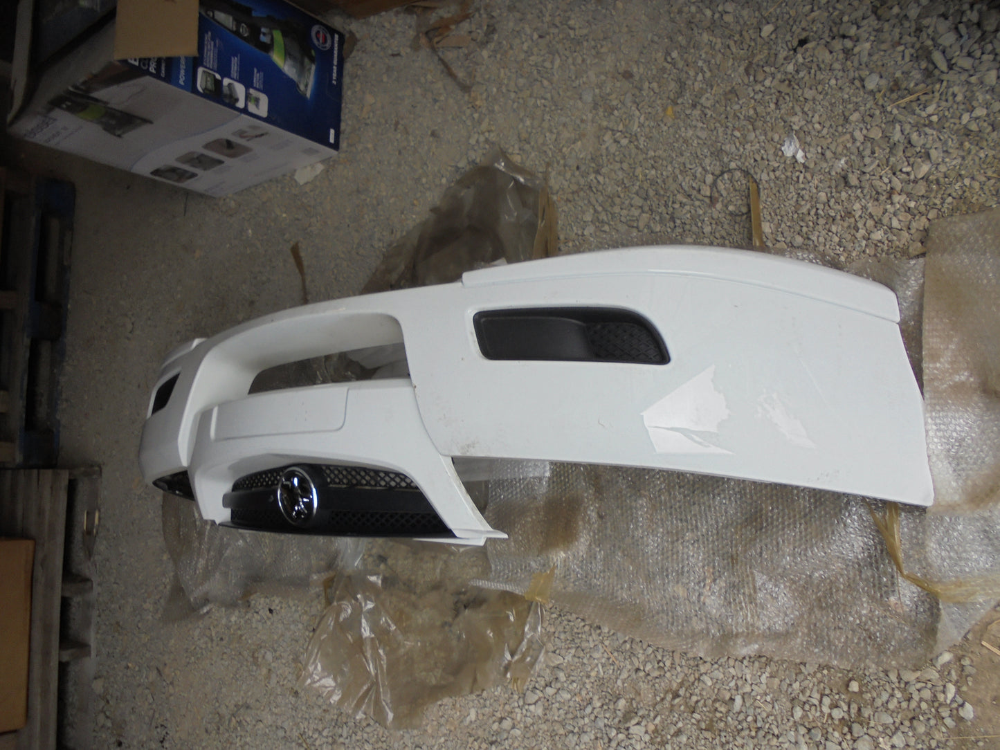 Holden VZ Equipe-Acclaim-Executive Genuine White Front Bar-Grille-Fog Light Covers New Part VGC