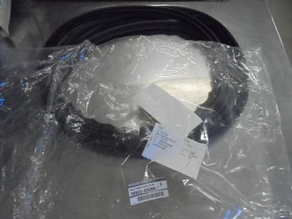 Nissan Navara D23 Dual Cab Genuine Right Hand Front Door Body Side Weather Strip New Part