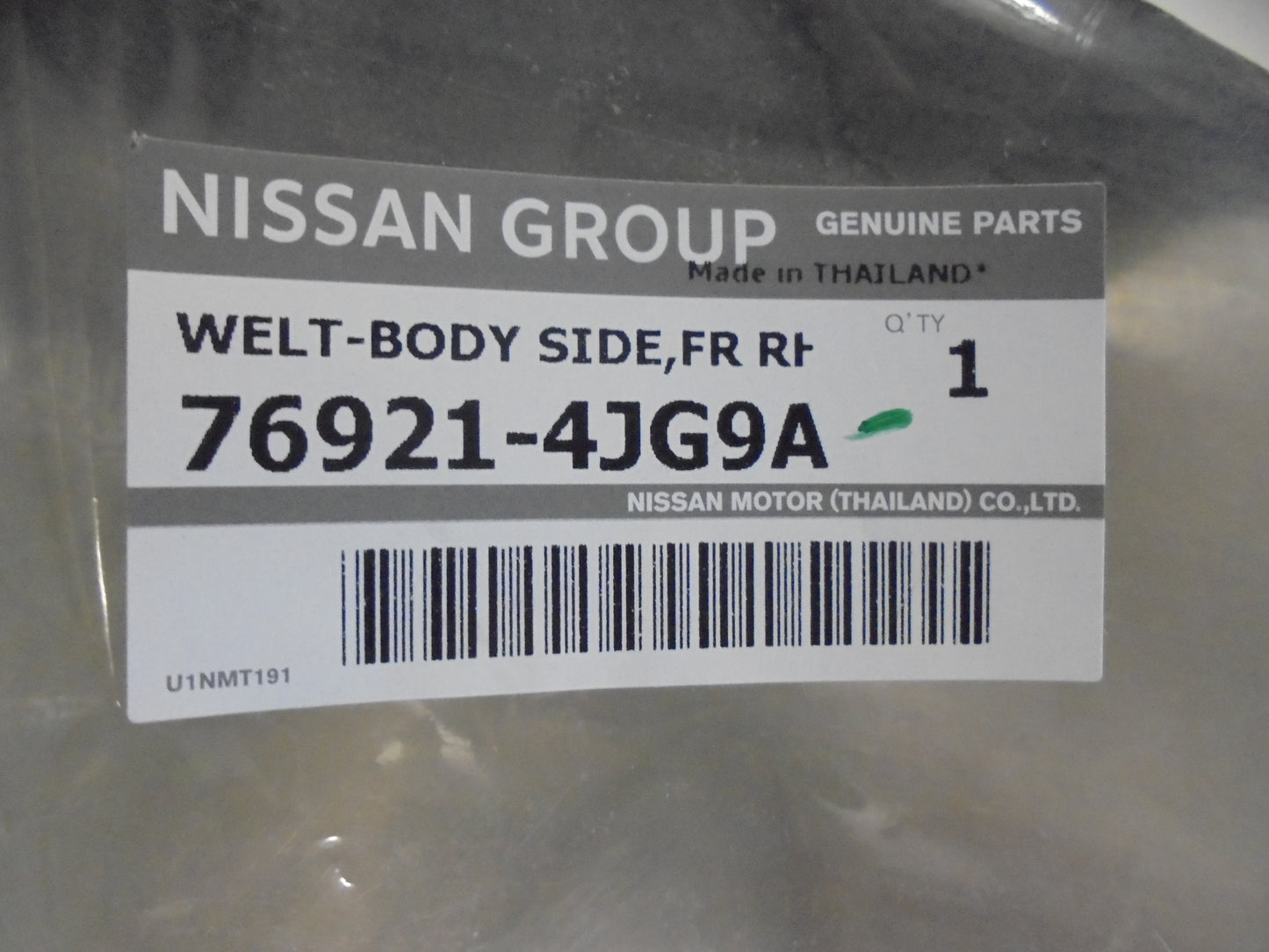 Nissan Navara D23 Dual Cab Genuine Right Hand Front Door Body Side Weather Strip New Part