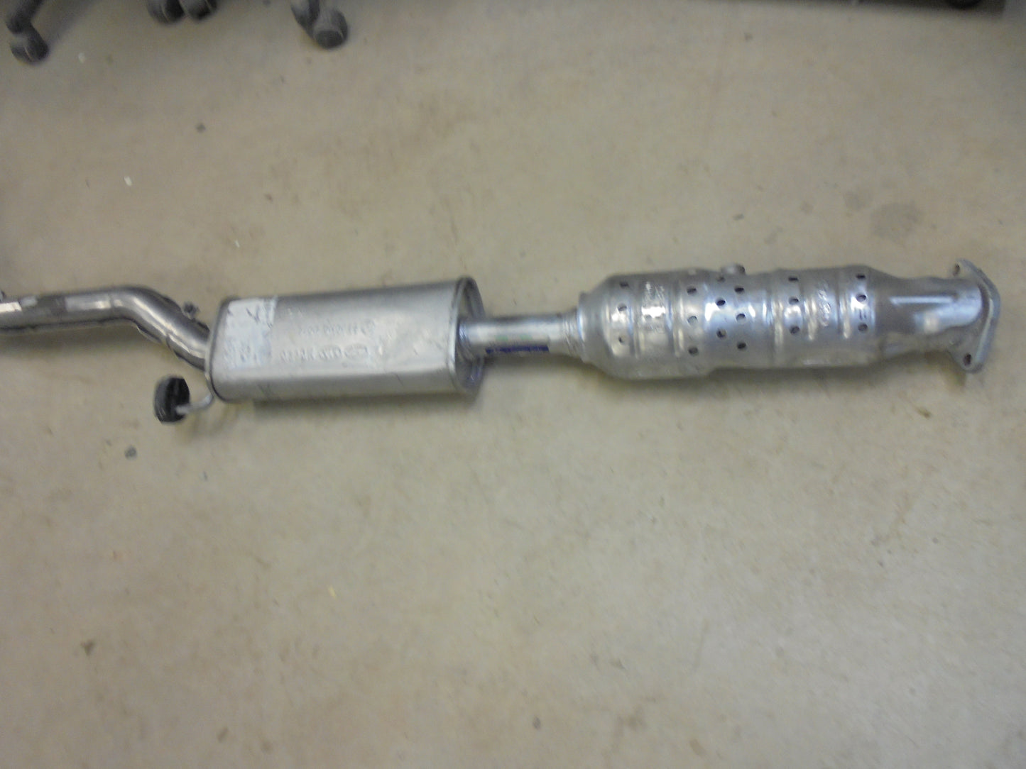 Hyundai Elantra Genuine Center Exhaust System Muffler-Cat New Part