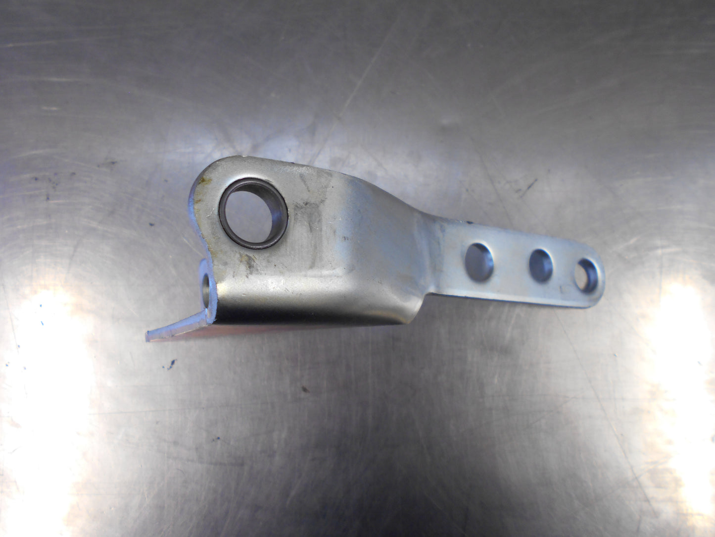 Holden / Isuzu Genuine Right Hand Tailgate Hinge Bracket New Part