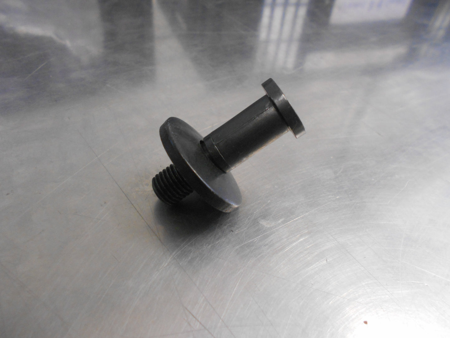 Nissan D40 Navara Genuine Tailgate Stricker Bolt New Part