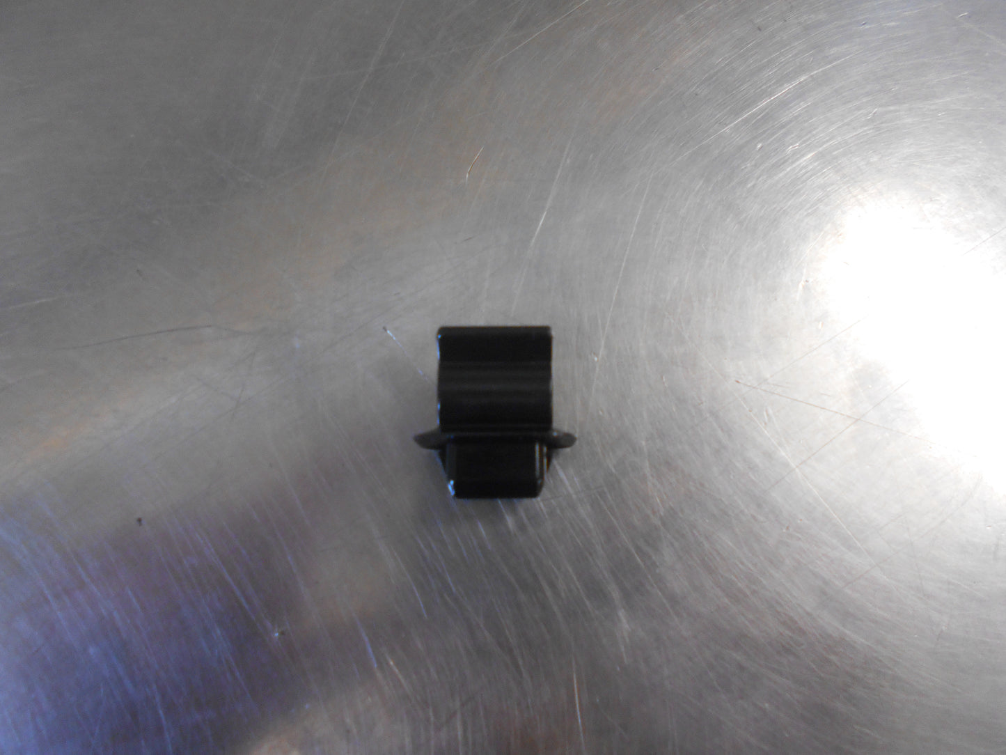 Mitsubishi Galant/Lancer Genuine Lower Headlamp fastener Clip New Part