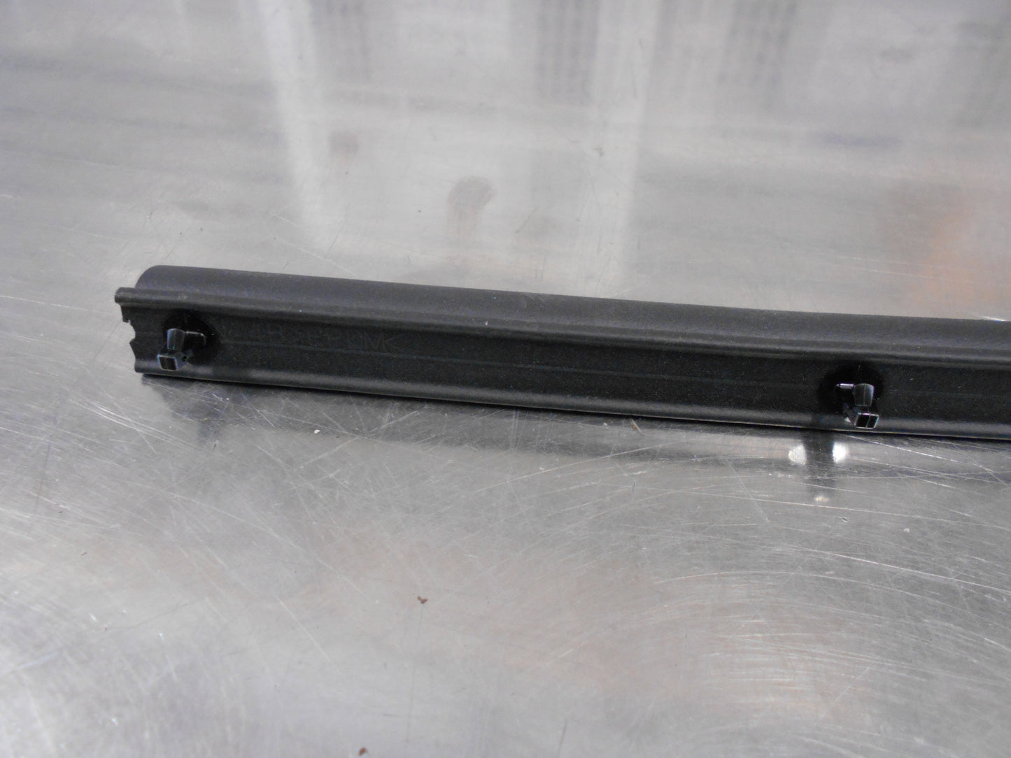 Suzuki Grand Vitara Genuine Right Hand Rear Weatherstrip Lower Door New Part