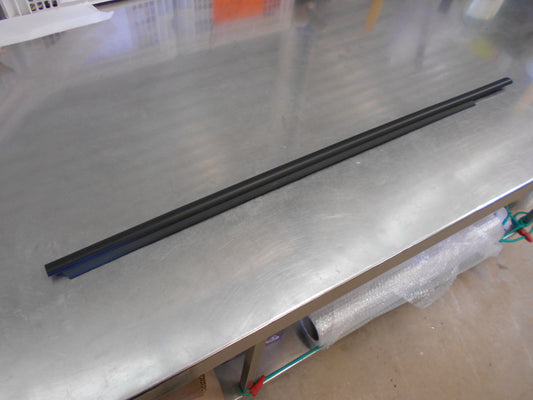TOYOTA YARIS Genuine Right Hand Front Outer Weatherstrip Belt New Part