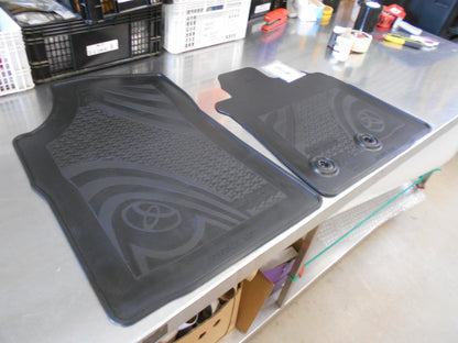 TOYOTA LAND CRUISER GENUINE FRONT RUBBER MATS NEW PART