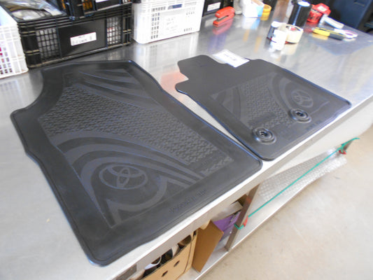 TOYOTA LAND CRUISER GENUINE FRONT RUBBER MATS NEW PART