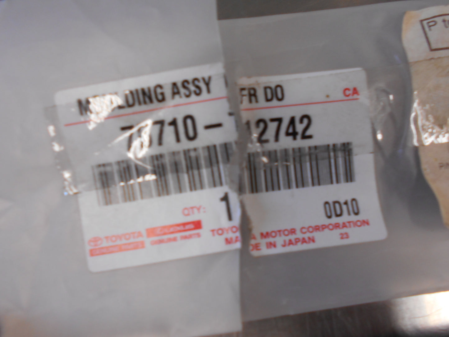 TOYOTA COROLLA Genuine Right Hand Front Door Belt Moulding New Part