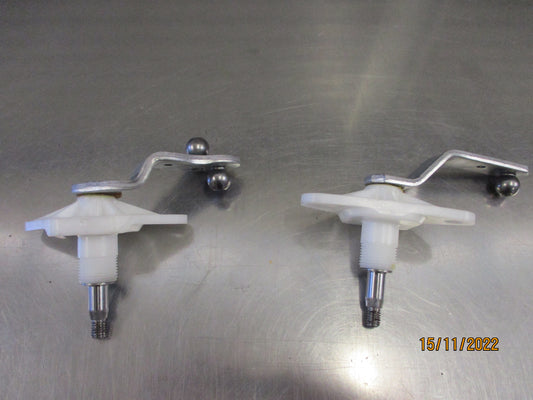 Isuzu NKR55 4JB1 Genuine Left And Right Wiper Pivot Assembly New Part