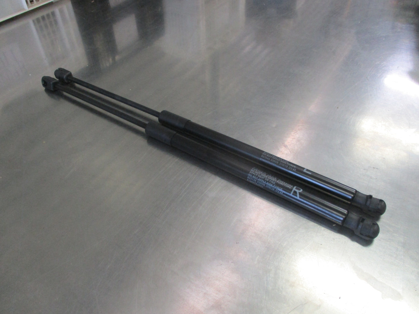 Suzuki Vitara Genuine Tailgate Lift Strut Pair New Part