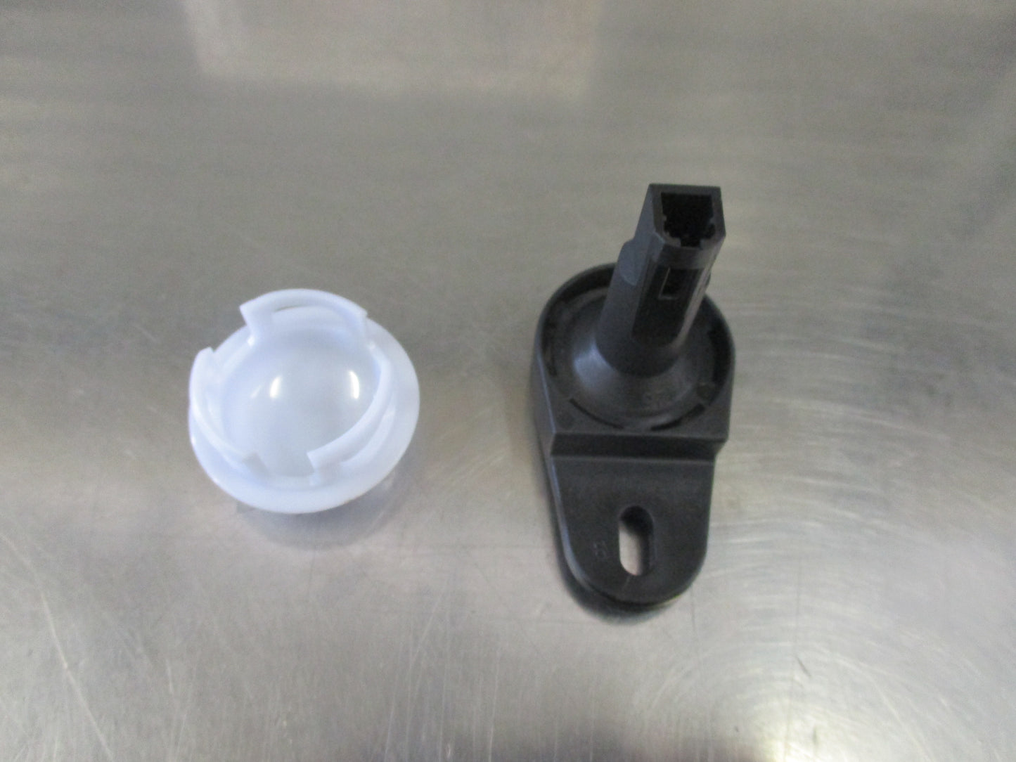 Jeep Grand Cherokee/Ram 1500/2500/3500/4500 Genuine Courtesy Lamp New Part