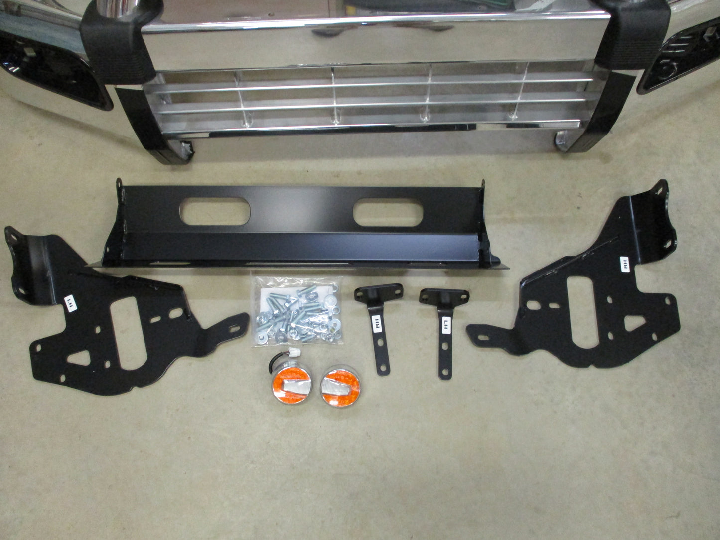 Mitsubishi MQ Triton Genuine Alloy Bull Complete With Fitting Kit & Instructions New Part