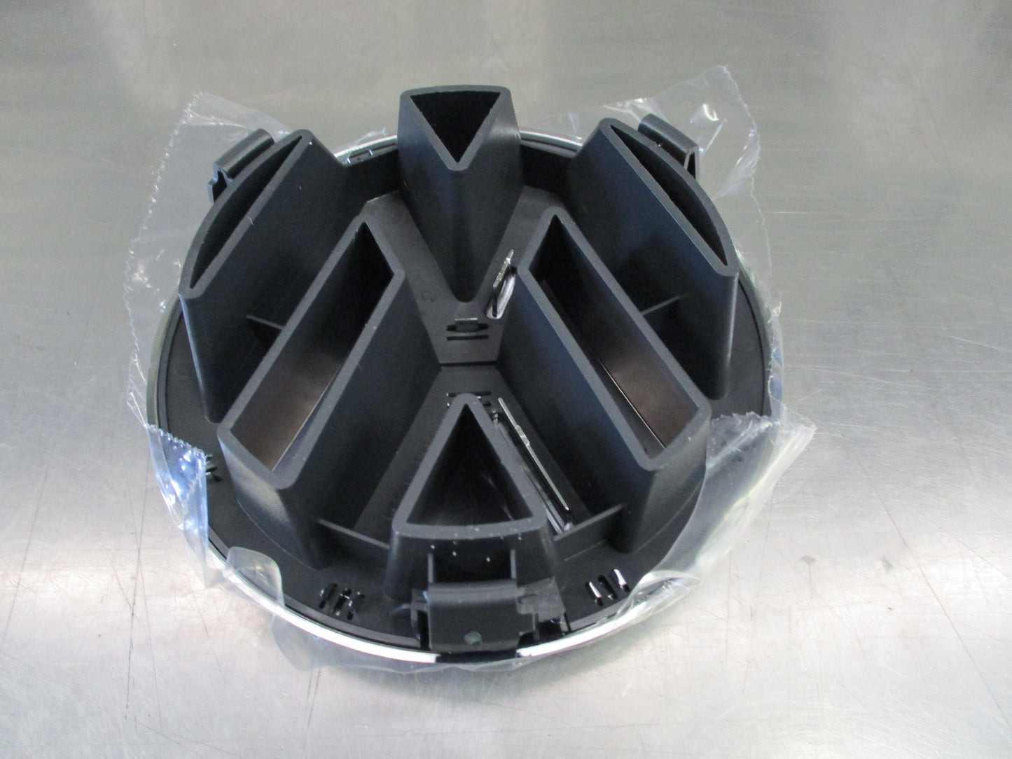 Volkswagen Passat/Touareg Genuine Front Chrome Grille Badge New Part