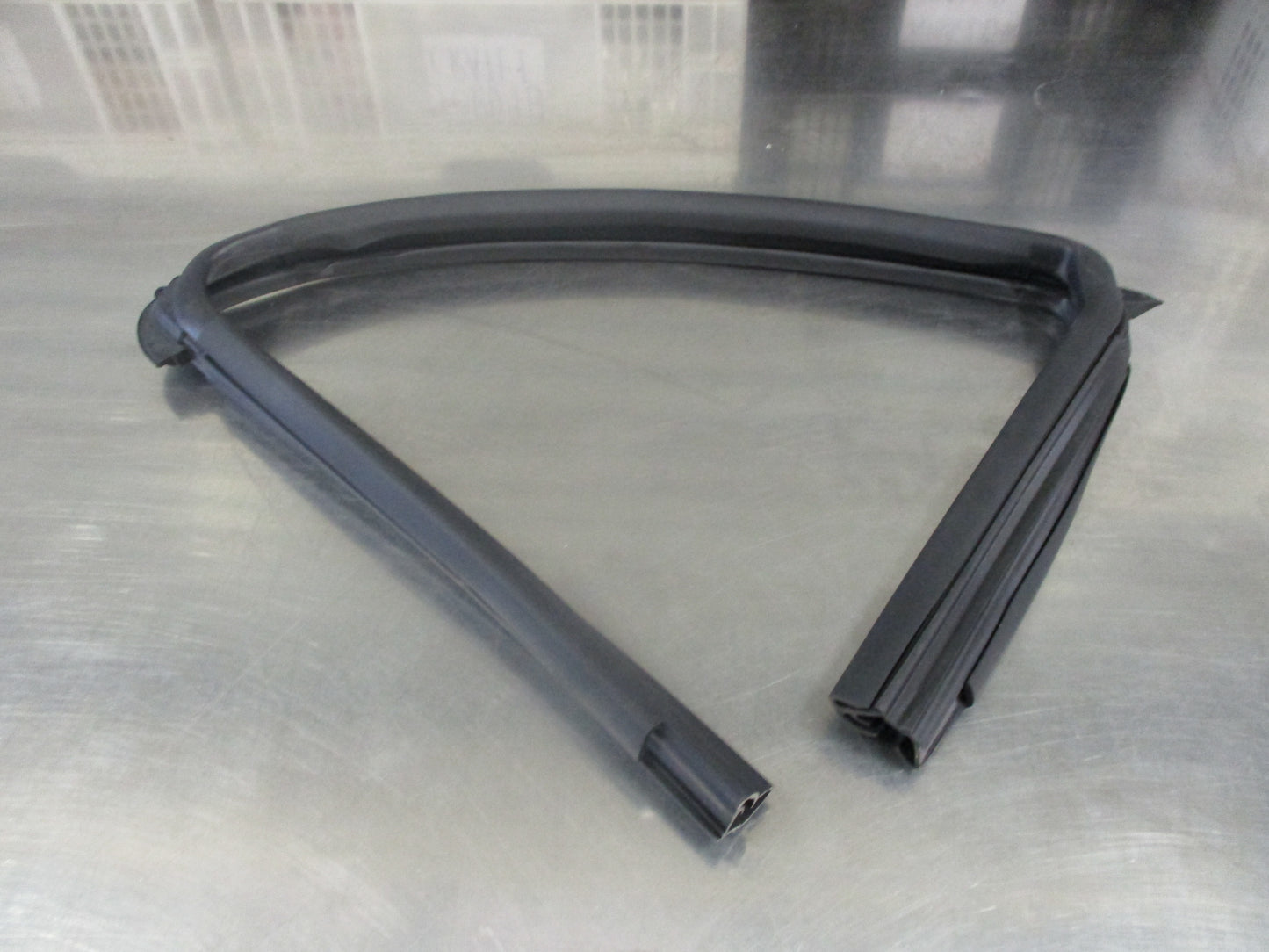 Nissan Juke Genuine Right Hand Rear Window Glass Rubber Run Channel New Part